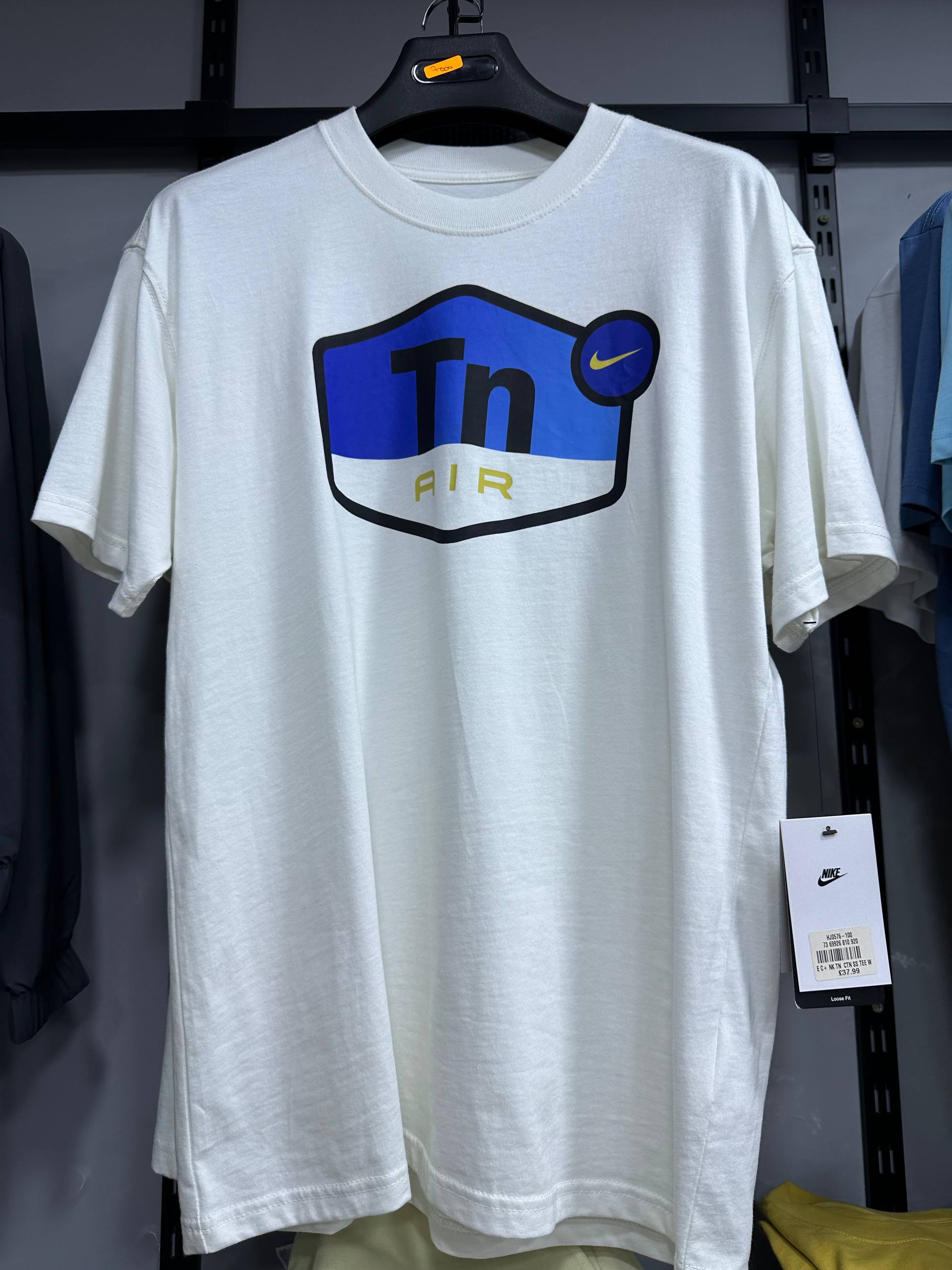 Nike Tn Badge Store Photo AM Sports Photo en magasin T-Shirt Nike Tn Badge Blanc AM Sports
