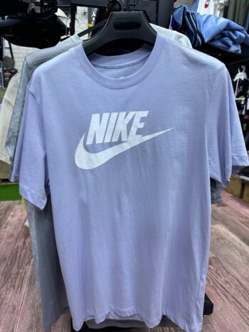 Photo en magasin T-Shirt Nike Futura Icon Violet AM Sports