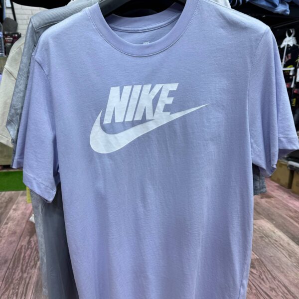 Photo en magasin T-Shirt Nike Futura Icon Violet AM Sports