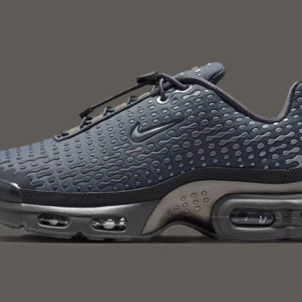 Baskets de collection Nike Air Max Plus 7 (Tn 7) "Iron Grey" pour homme. De retour 20 ans après sa création originale, la légendaire silhouette Y2K Tn7 associe une tige en mesh dégradé gris fer et gris fumé, des superpositions ondulées texturées et l'amorti Tuned Air visible.