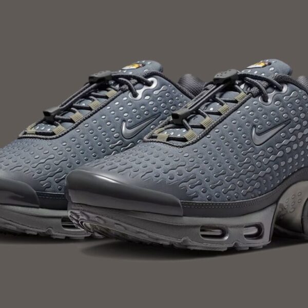Baskets de collection Nike Air Max Plus 7 (Tn 7) "Iron Grey" pour homme. De retour 20 ans après sa création originale, la légendaire silhouette Y2K Tn7 associe une tige en mesh dégradé gris fer et gris fumé, des superpositions ondulées texturées et l'amorti Tuned Air visible.
